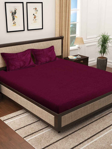 https://cdn.shopify.com/s/files/1/1857/6931/products/3a0bc2d0-425a-4df8-b696-3930a96f2fe31693308481300KlottheMaroonSolidWoolenFittedDoubleBedSheetwith2PillowCover1.jpg?v=1703226769